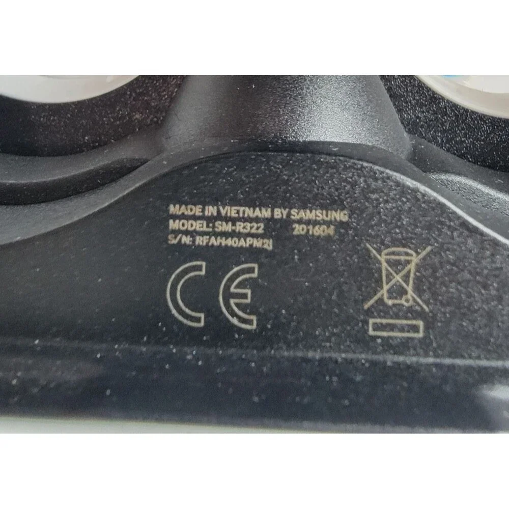 Samsung Gear VR SM-R322 Headset Powered Oculus White For Parts Repair Untested